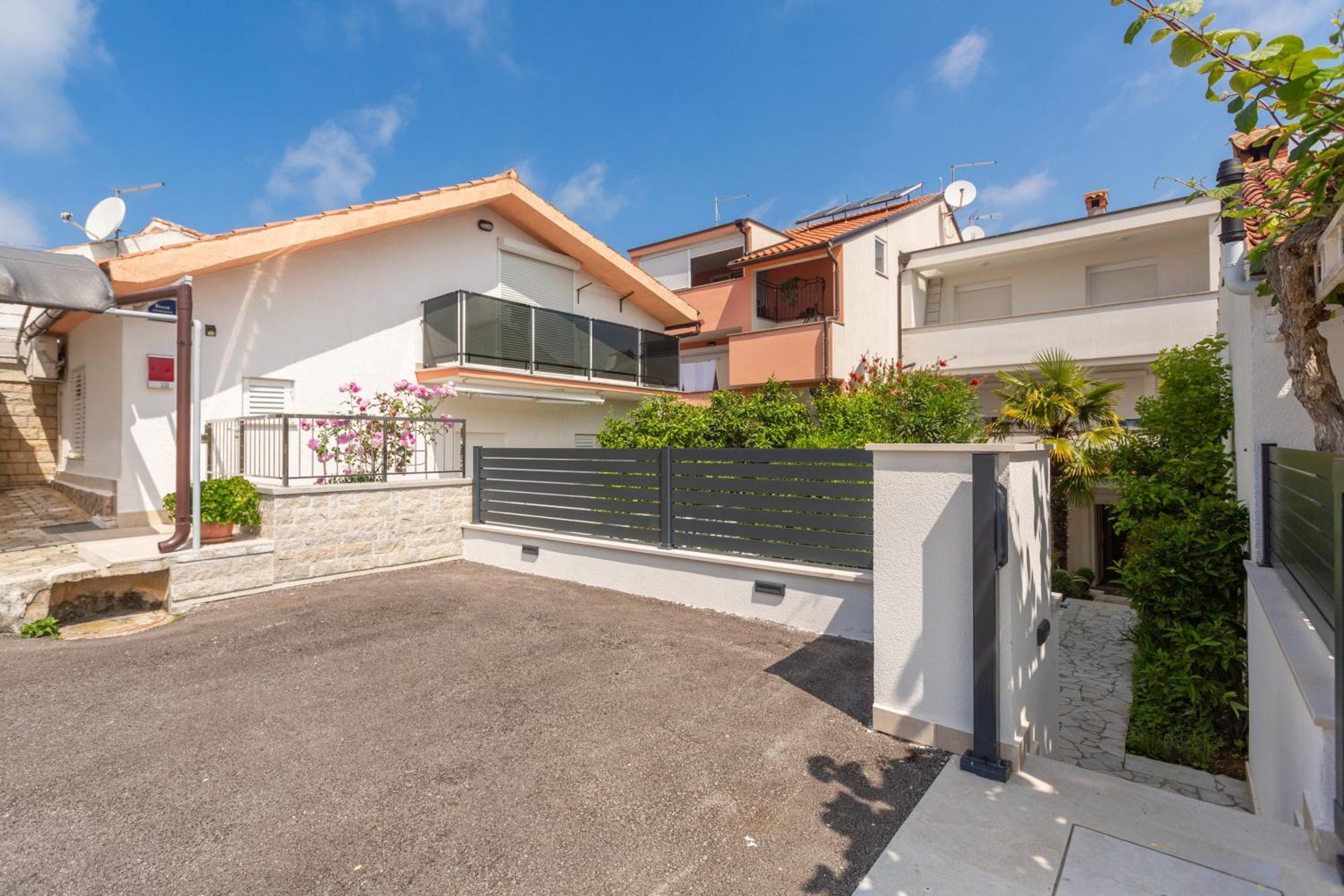 Modern Apartment Zen With Private Garden Porec Luaran gambar
