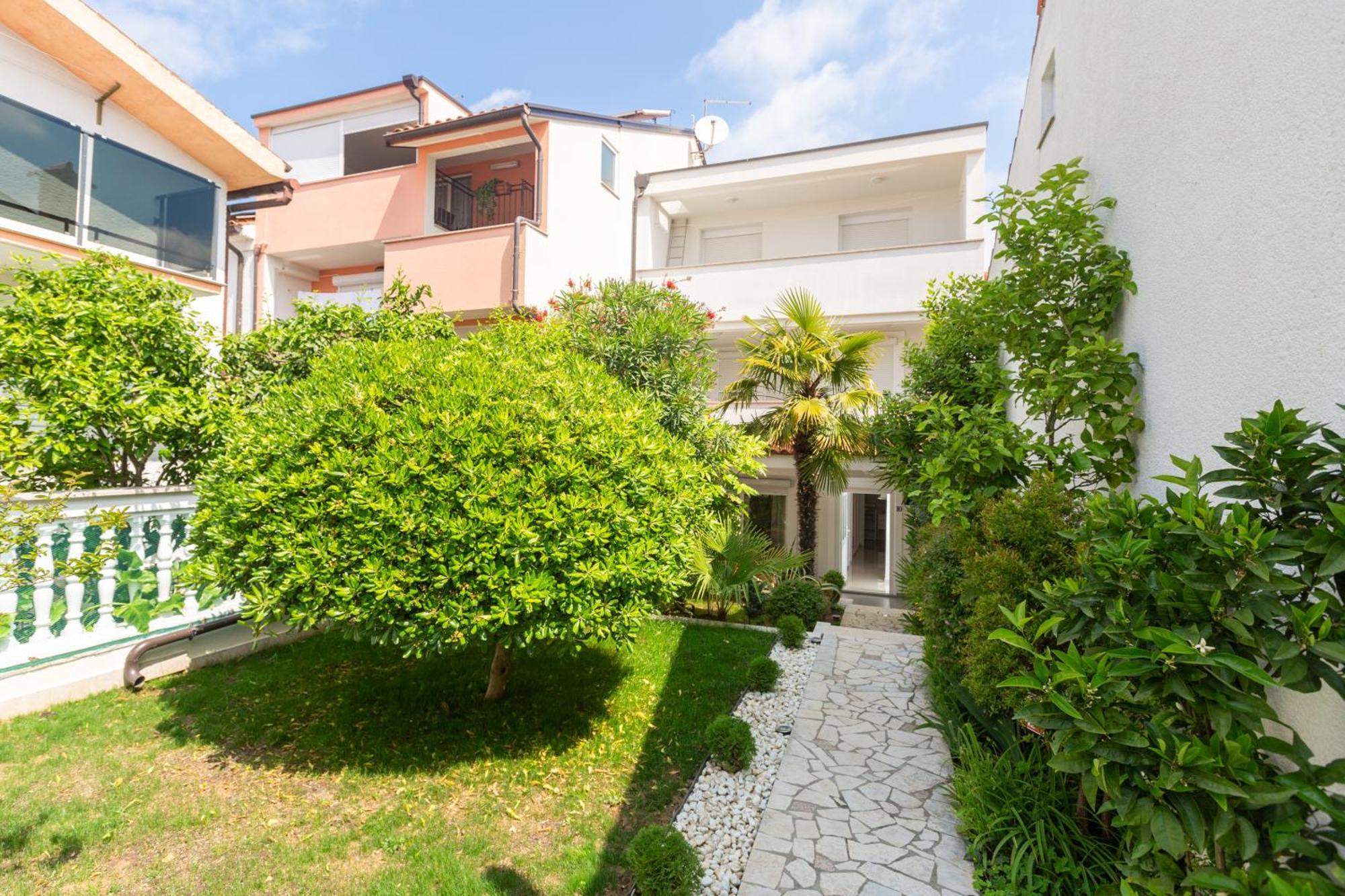Modern Apartment Zen With Private Garden Porec Luaran gambar